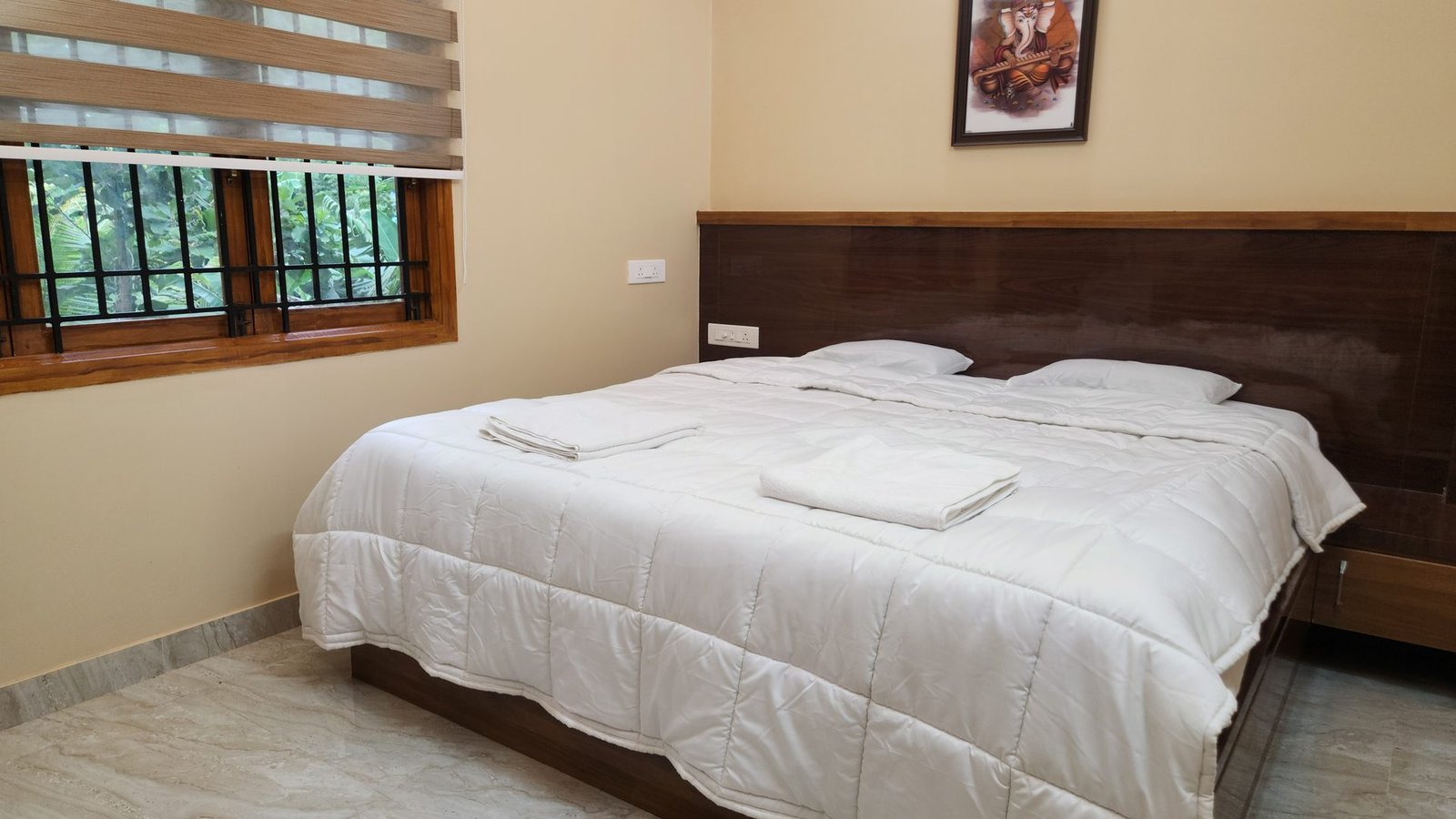 Deluxe double room with AC at Vishaka INN Home Stay
